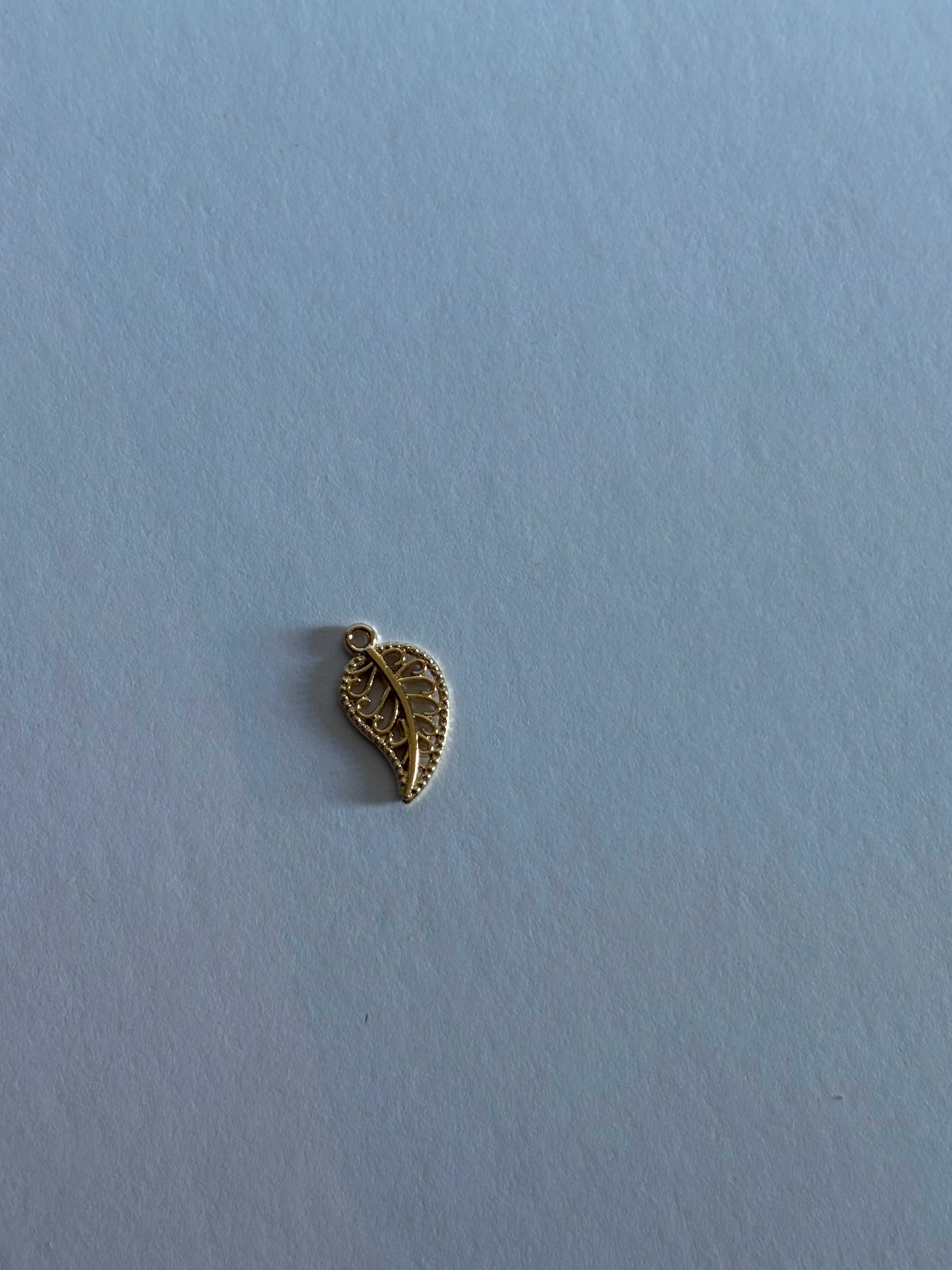 Charm Feuille Ajourée Dorée